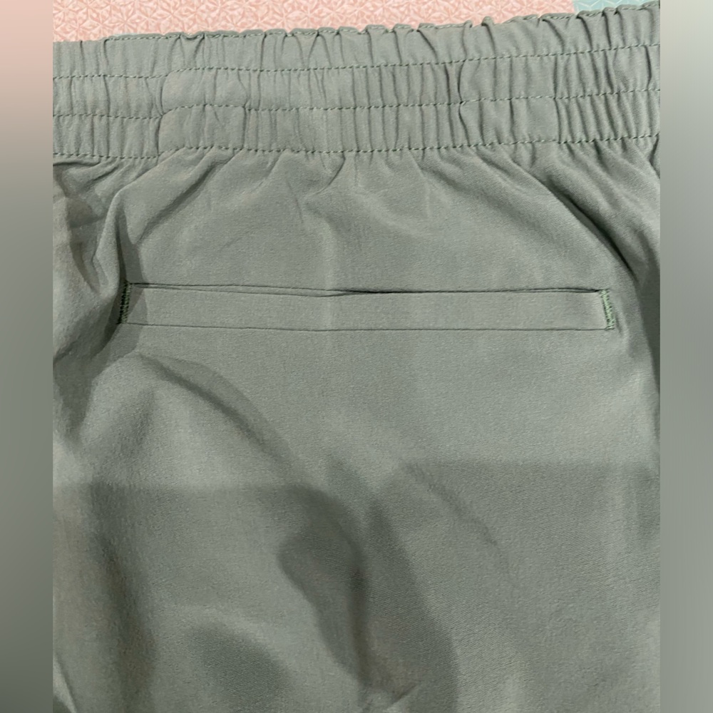 NWT Outdoor Voices Zephyr Pants 29”, Laurel Wreath. 2 front pockets w/ zippers - Picture 4 of 5